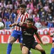El centrocampista del Sevilla FC Juanlu Sánchez intenta controlar el balón ante dos rivales del Atlético de Madrid durante el anterior partido de LaLiga contra el Atlético de Madrid en el estadio Metropolitano
