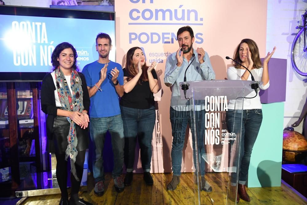 Pegada de carteles de Galicia en Común en A Coruña