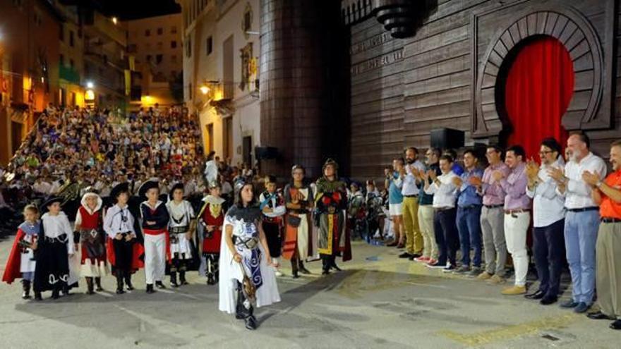 El caps d&#039;esquadra infantils, dilluns de nit a la seua arribada al Castell de Festes observats per l&#039;alcalde i el president de Festers, entre d&#039;altres.