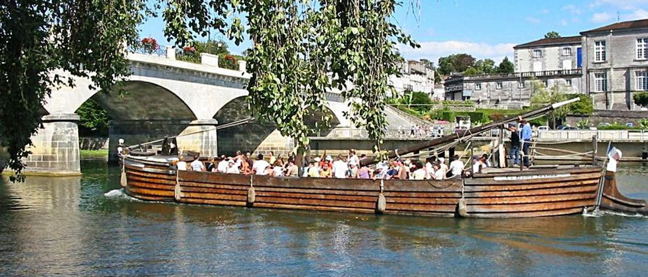 Una gabarra de pasaje por el río Charente, por el que navegarán las dos unidades construidas por Aister. | LOUZAC-SAINT-ANDRÉ