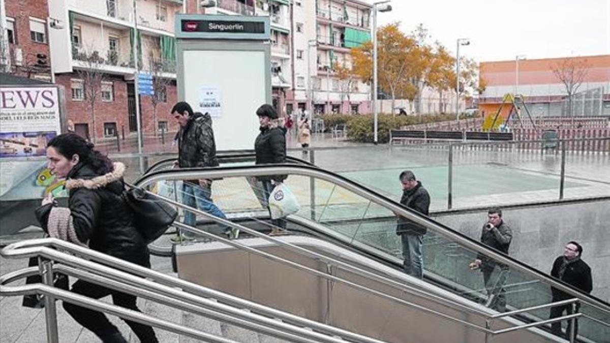 Mejora de la accesibilidad 8Usuarios de la L-9 del metro acceden al barrio de Singuerlín, de Santa Coloma de Gramenet.