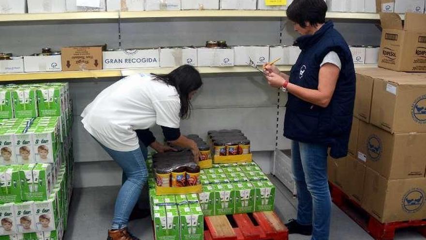 Dos voluntarias en la sede en la calle Faustino Santalices. // R.V.