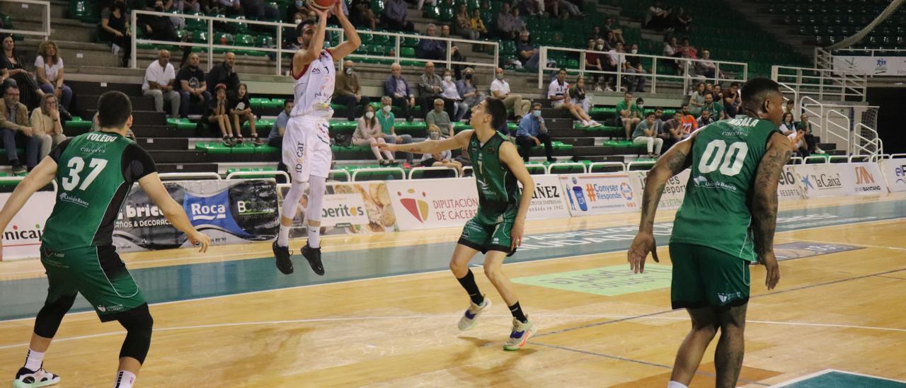 Pol Figueras lanza a canasta en Cáceres.