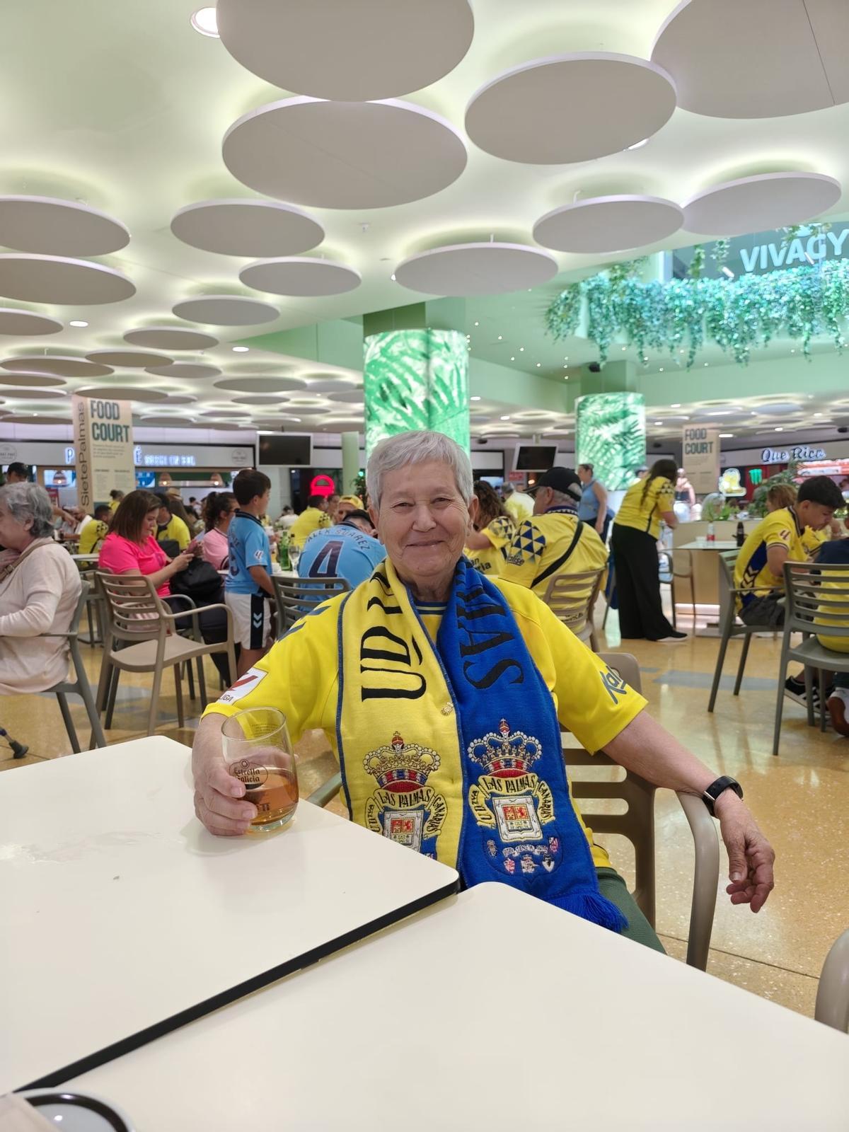 Pino Hernández, bien ataviada con el escudo de la UD, en una previa antes de un partido, esta temporada.