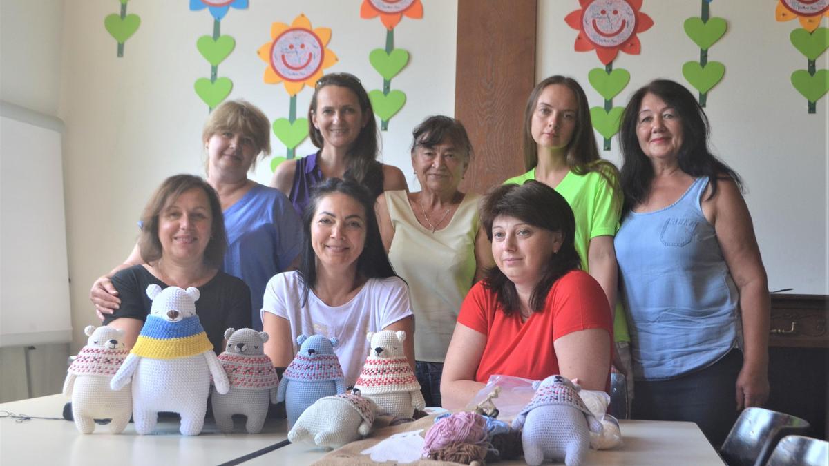 Un grupo de mujeres ucranianas refugiadas que participa en los talleres de elaboración de los ositos de Amoami en Madrid.