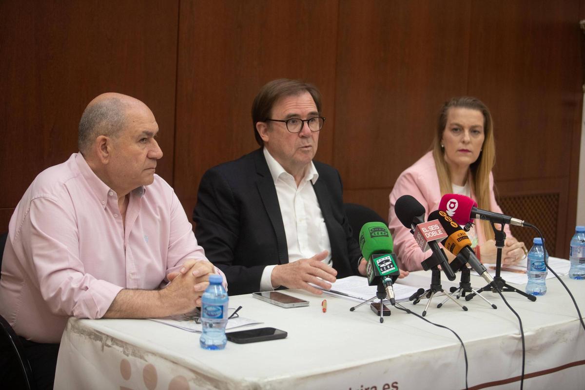 Gemma García, a la derecha, el día que compareció en Alzira en junio con el presidente nacional de UCIN y el concejal Enrique Montalvá.