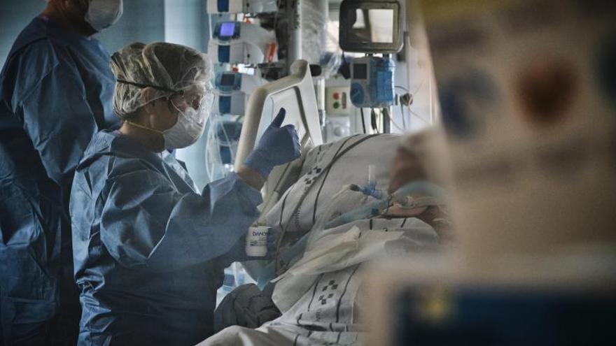 Una enfermera atiende a un paciente de covid en la unidad de cuidados intensivos del Hospital de La Candelaria. | | ANDRÉS GUTIÉRREZ
