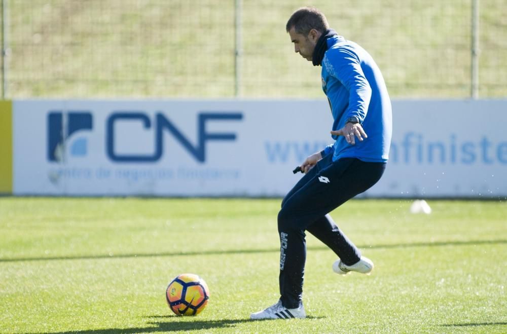 Celso Borges abandonó la sesión debido a un golpe en el tobillo derecho que le provocó un esguince. Su participación en el partido de Butarque dependerá de su evolución.