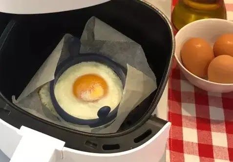Huevo frito en freidora de aire.