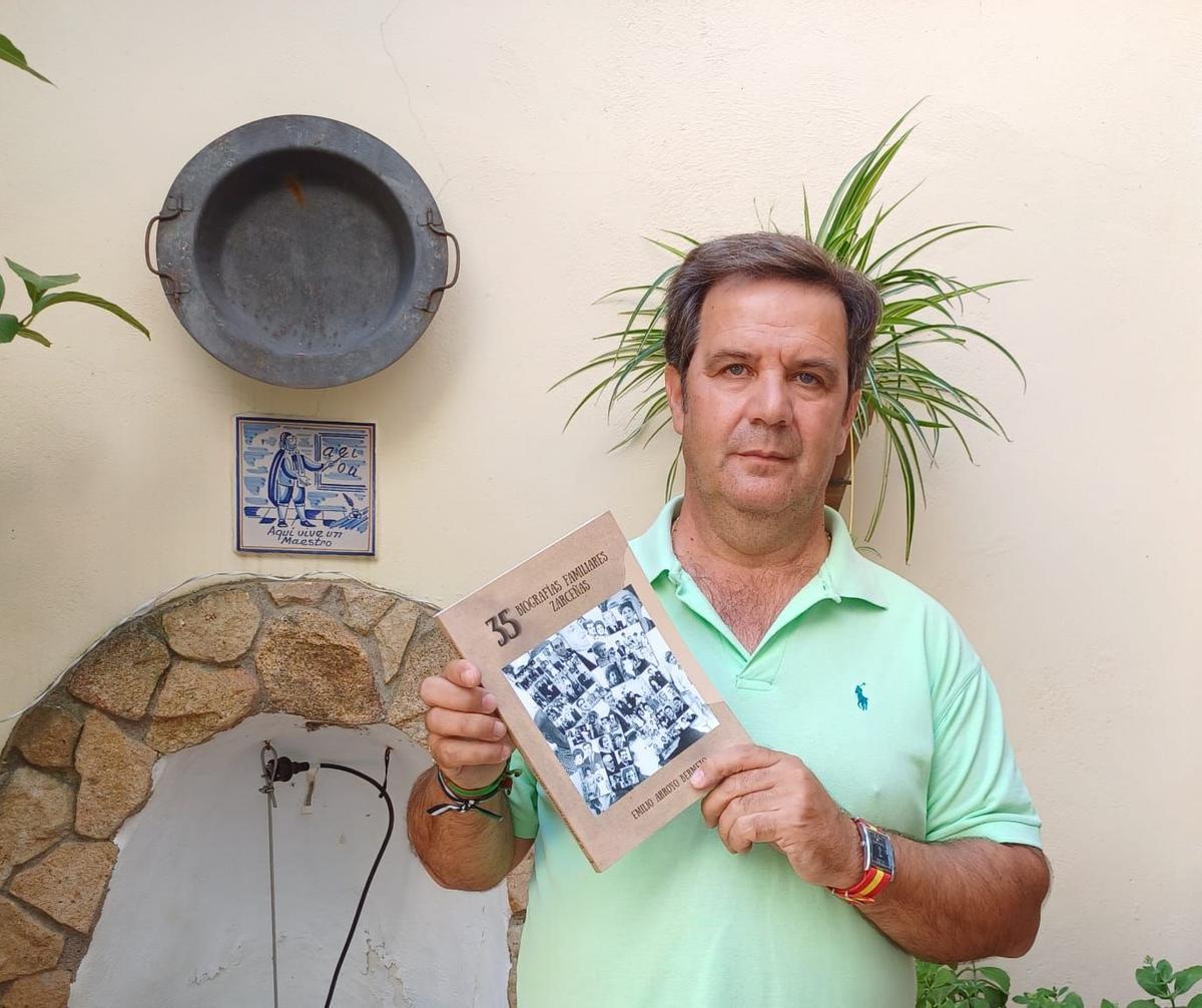 Emilio Arroyo, con su segundo libro, en 2023.