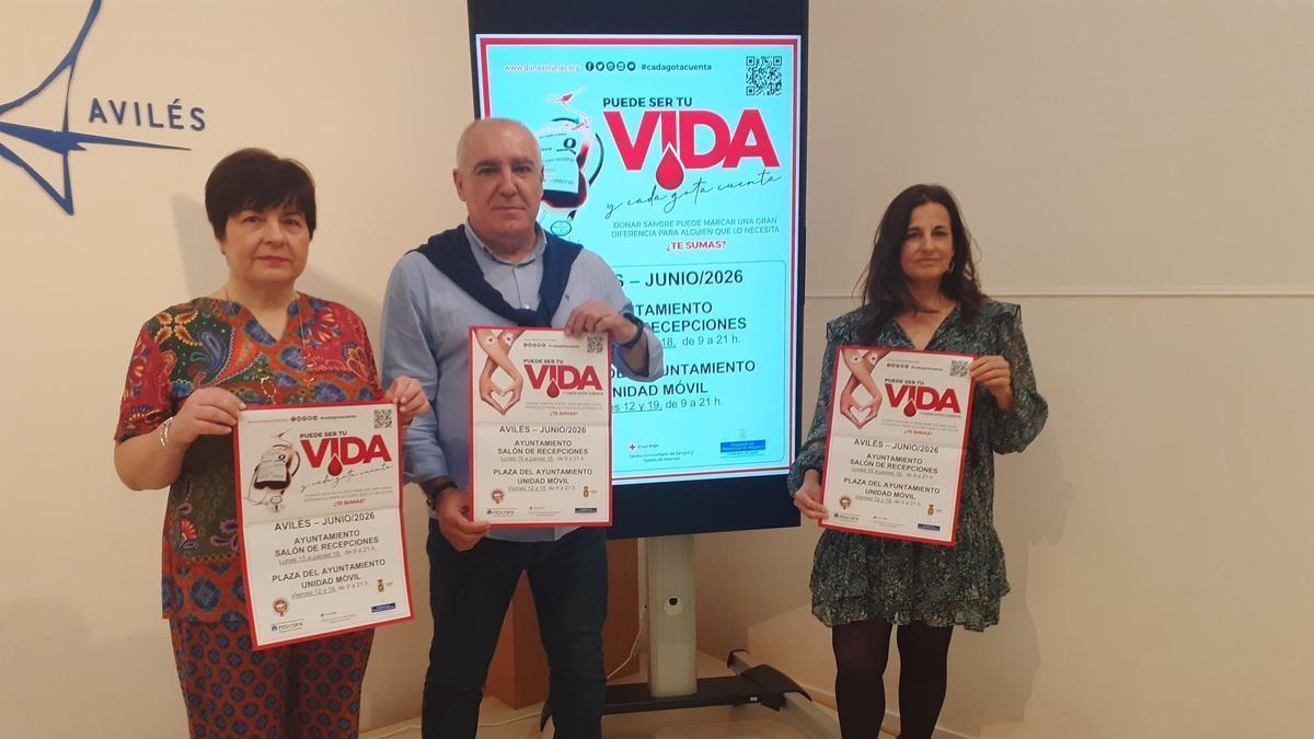 Por la izquierda, María Teresa díaz, Carlos Vigil y Ana Suárez Guerra.