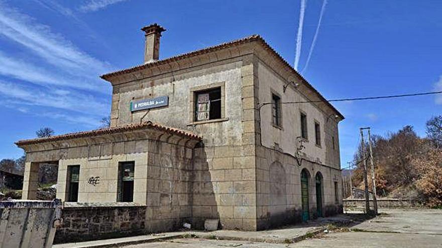 Estación de Pedralba de la Pradería en un estado deteriorado