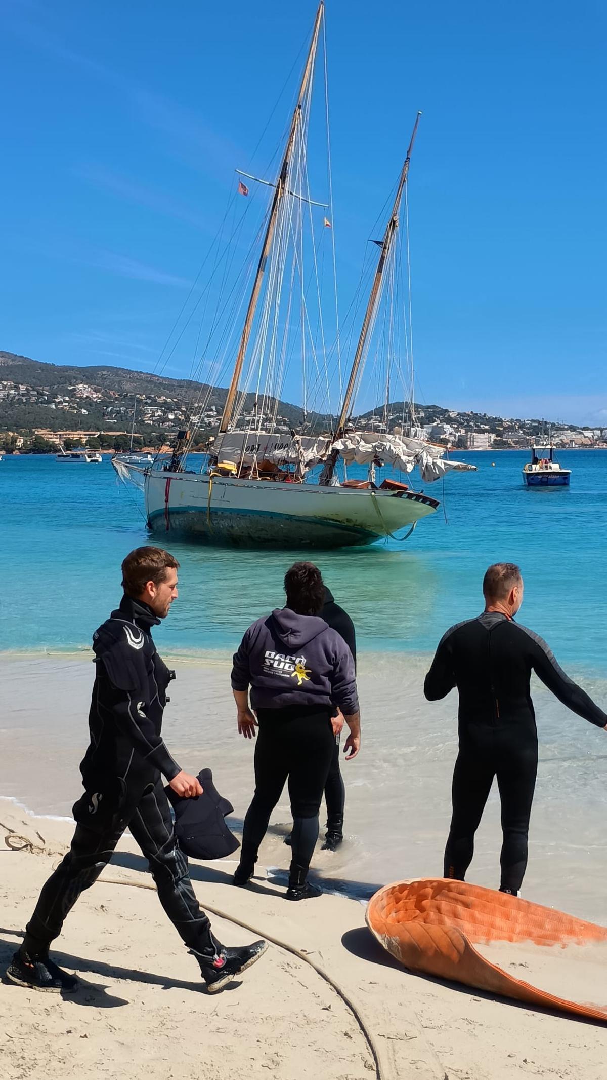 Así es el operativo para reflotar un yate histórico varado en el litoral de Palmanova