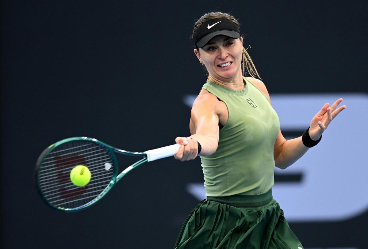 Badosa, golpea de drive en un partido.