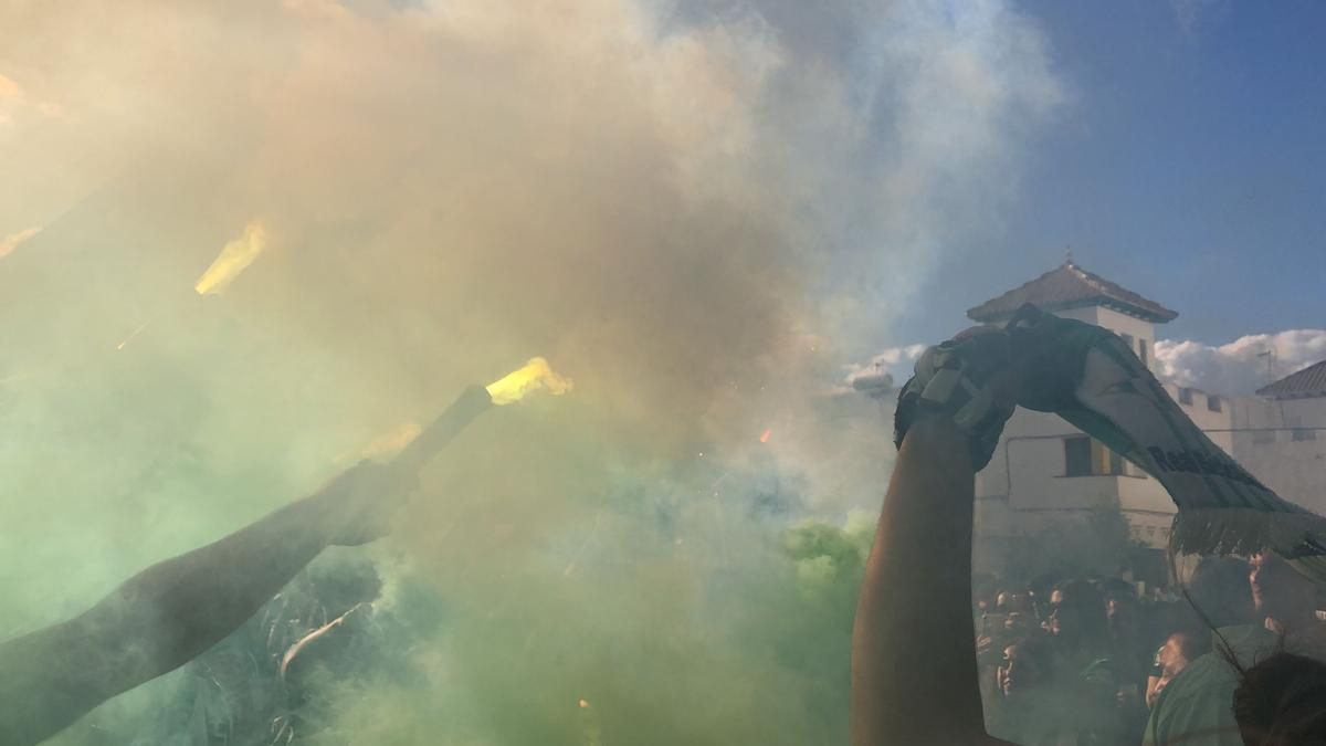 El humo de las bengalas en la previa de los aficionados béticos