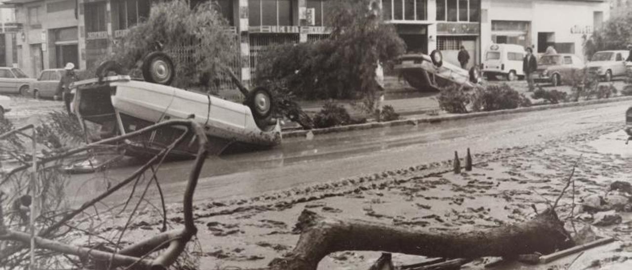 Imagen de la avenida Santos Patronos de Alzira tras la inundación provocada por la rotura de la presa de Tous. | «AIGUA, FANG, POR I DOLOR»