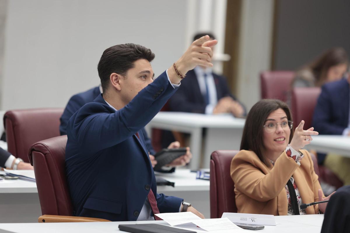 Diputados socialistas advieten a la presidenta de la Cámara que el presidente López Miras ha consumido su tiempo.