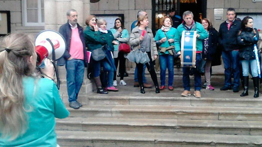 Trabajadoras de Linorsa, ante el concello, esta mañana. // I. Osorio