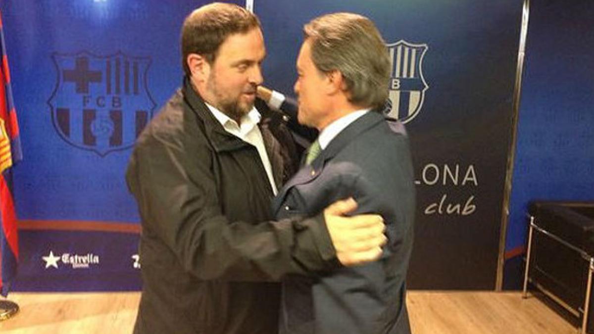 Oriol Junqueras abraza a Artur Mas, este martes, 29 de septiembre, por la noche en el Camp Nou, antes del partido Barça-Leverkusen.