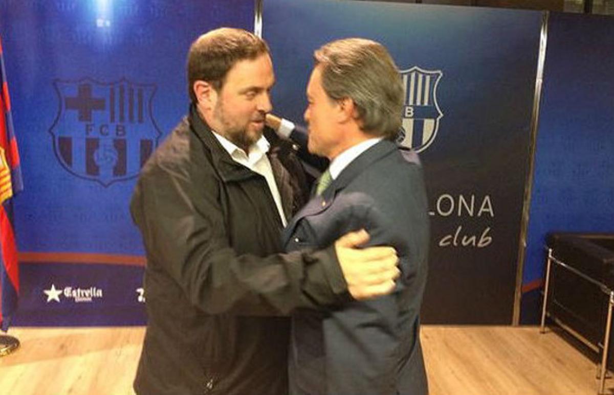 Oriol Junqueras abraça Artur Mas, ahir a la nit al Camp Nou, abans del partit Barça-Leverkusen.