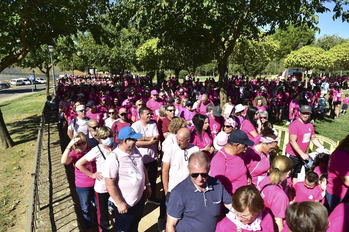 Imágenes de la marcha rosa contra el cáncer de mama en Plasencia