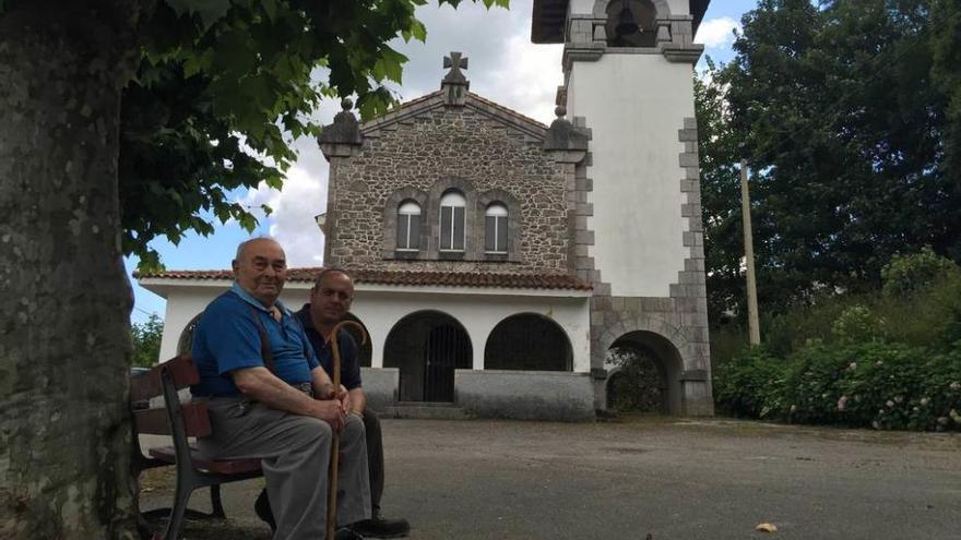 Juan Redondo y Ángel Martínez junto a la iglesia de Triongu, ayer.