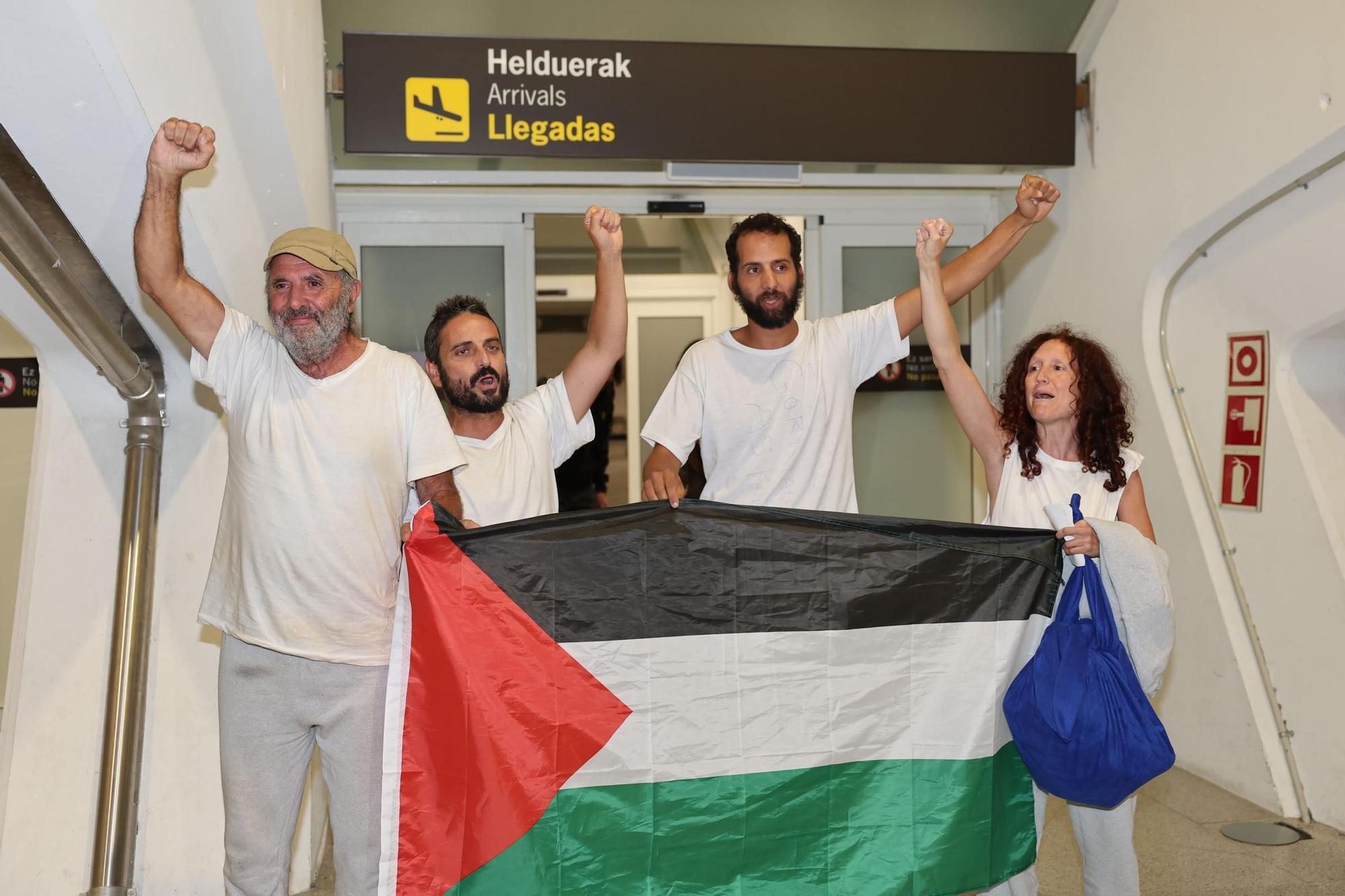 La llegada de Lucía Muñoz y Alejandra Martínez a Barajas en imágenes