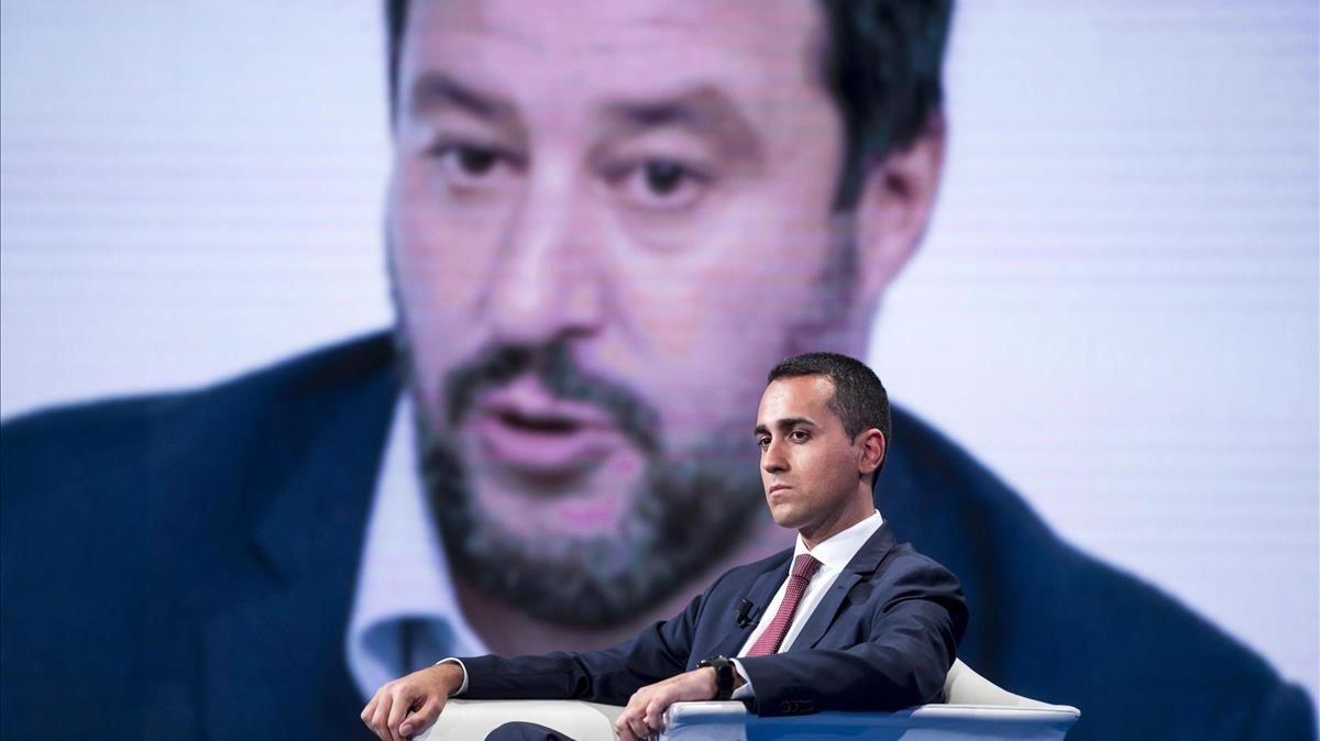 El viceprimer ministro y ministro de Trabajo e Industria de Italia, Luigi Di Maio, permanece sentado frente a una pantalla con la imagen del ministro del interior de Italia, Matteo Salvini, octubra pasado en Roma. El viceprimer ministro y ministro de Trabajo e Industria de Italia, Luigi Di Maio, permanece sentado frente a una pantalla con la imagen del ministro del interior de Italia, Matteo Salvini, octubra pasado en Roma.