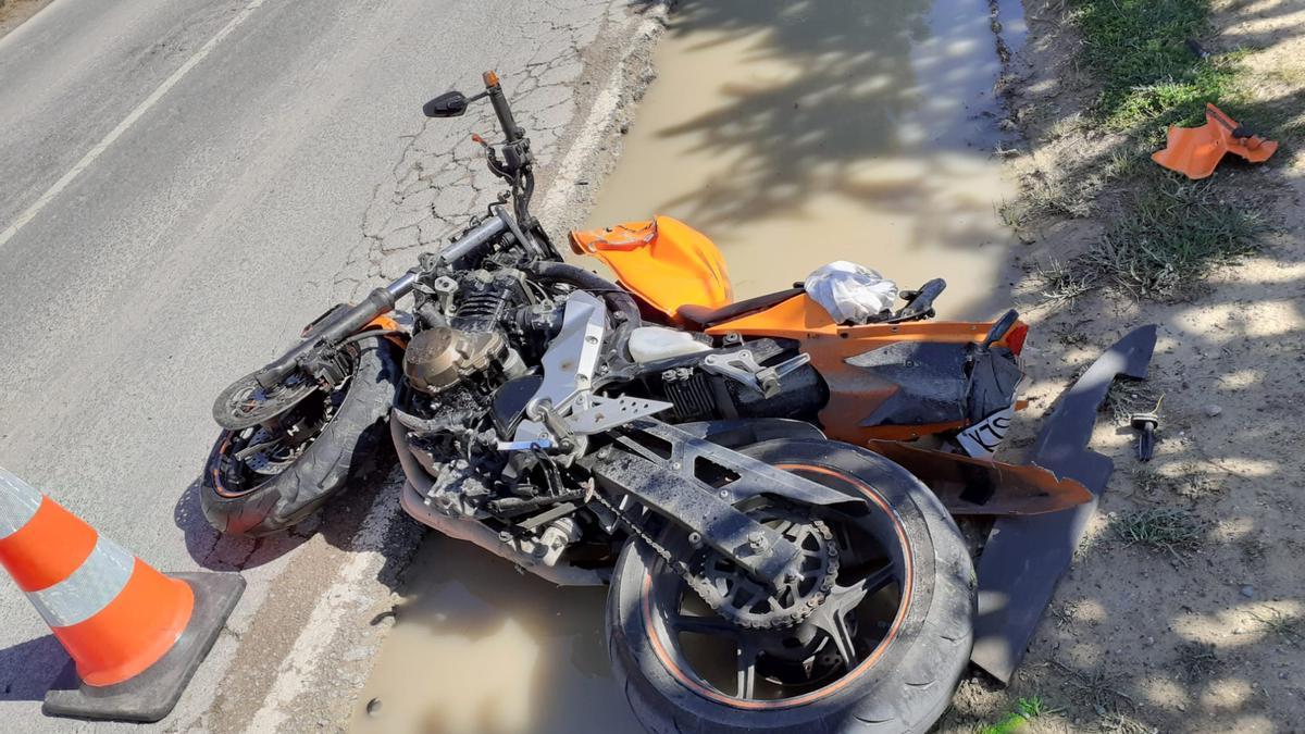 La moto chocó contra el coche que esperaba para coger un desvío.