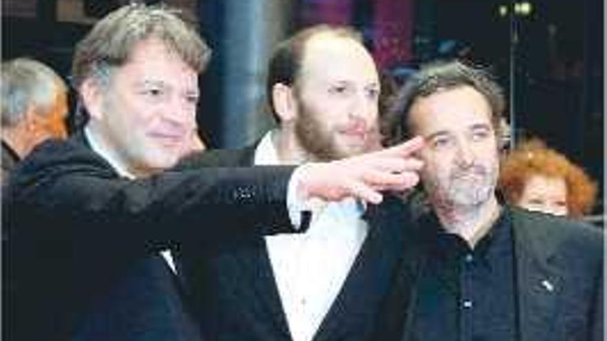 polémica. El realizador Luigi Farloni con sus dos productores.