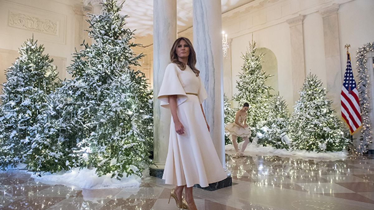 Melania Trump con vestido blanco de Dior en la Casa lanca