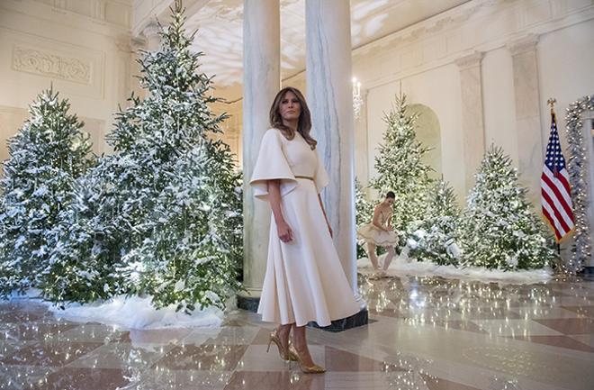 Melania Trump con vestido blanco de Dior en la Casa lanca