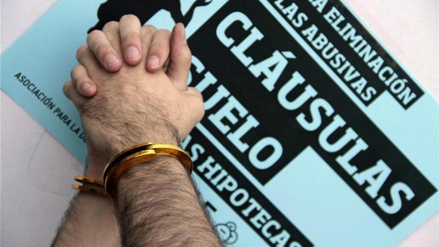 Un banco deberá devolver 12.000 euros por cláusulas abusivas