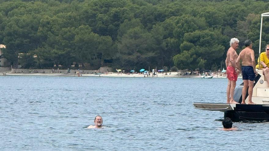 Ex-Ministerpräsident Mariano Rajoy badet am Strand von Formentor