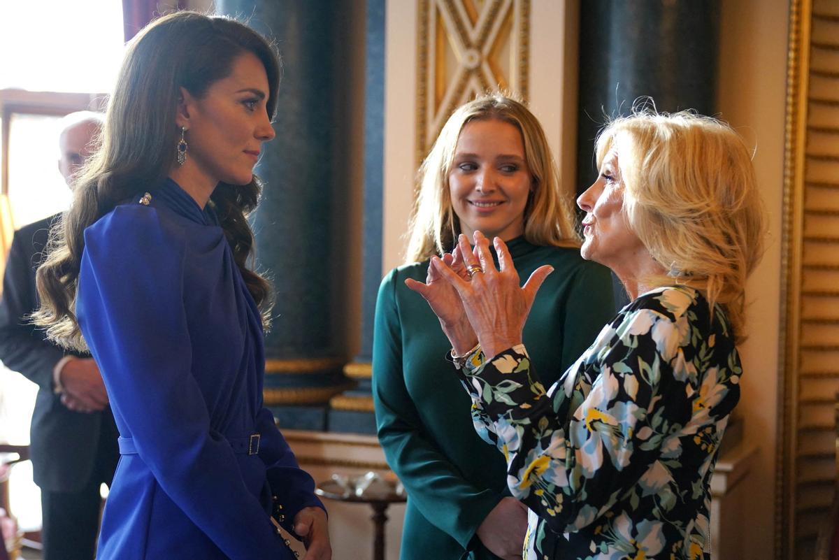 Catalina de Gran Bretaña, Princesa de Gales, habla con los invitados
