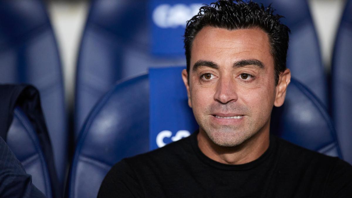 Xavi, en el banquillo de Anoeta.