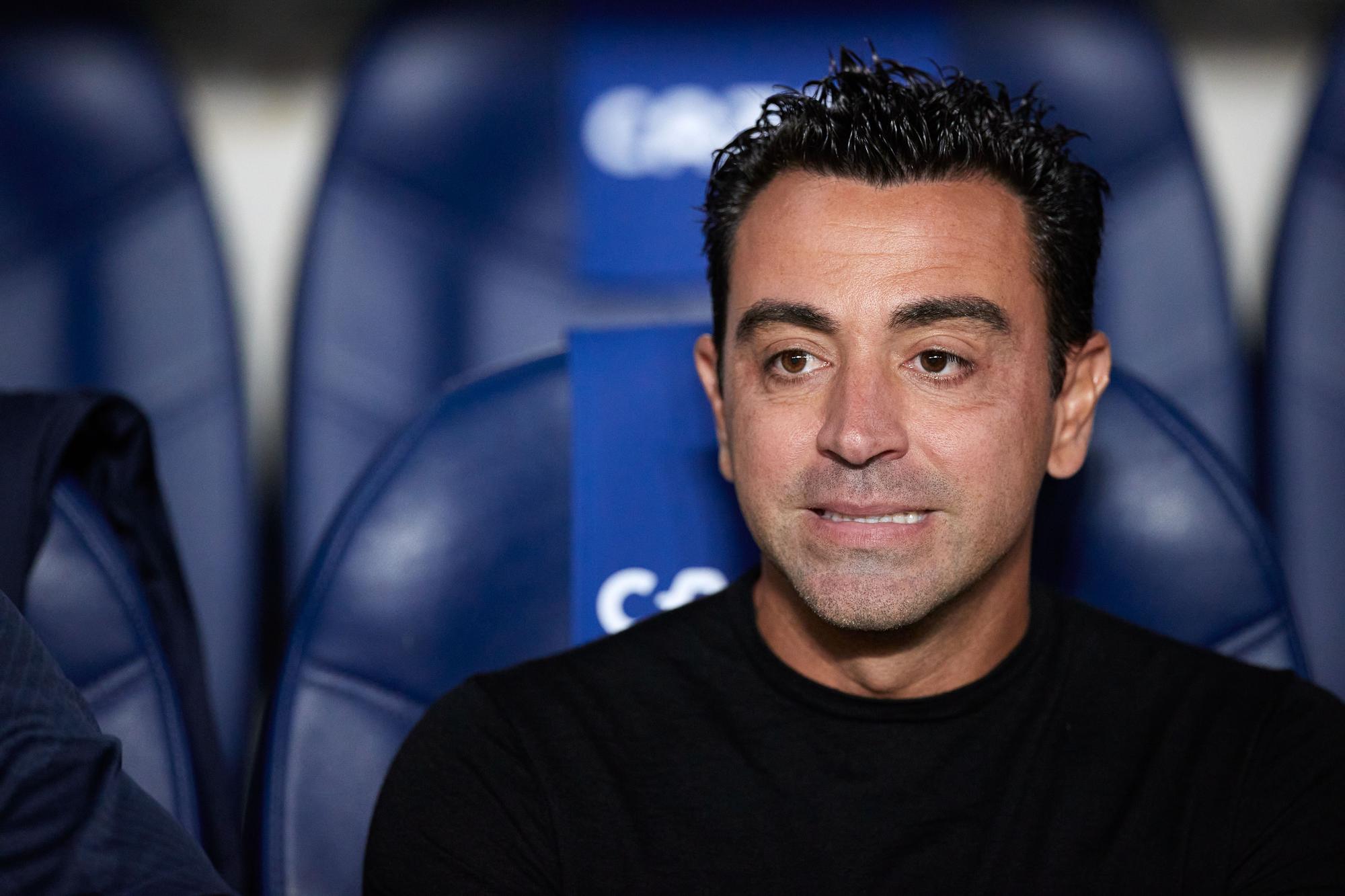 Xavi, en el banquillo de Anoeta.