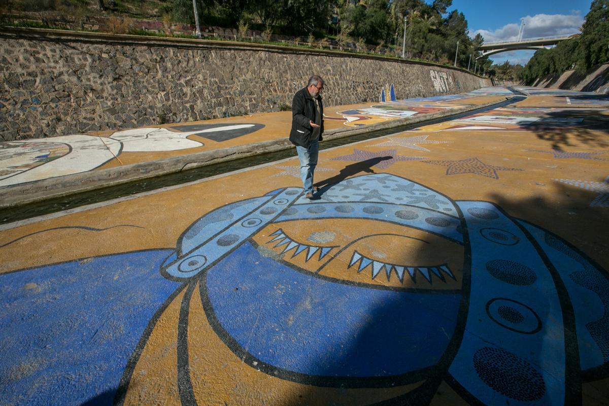 Juan Llorens en 2017 sobre las pinturas, ya algo desgastadas, en el cauce del río