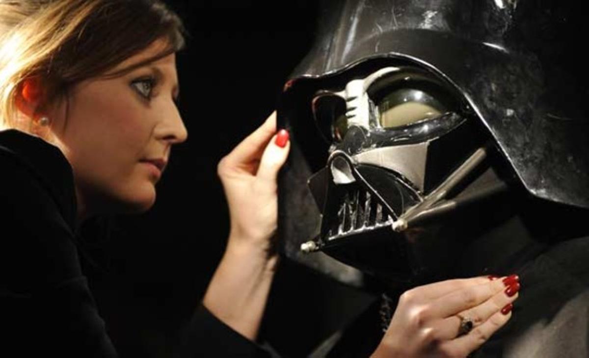 Una empleada de la casa de subhastes Christie’s i el vestit de Darth Vader, a Londres. La indumentària del personatge de ’Star Wars’ se subhastarà el mes que ve, i s’estima que arribarà a un preu d’entre 183.000 i 264.000 euros.