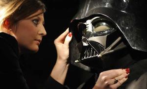 Una empleada de la casa de subhastes Christie’s i el vestit de Darth Vader, a Londres. La indumentària del personatge de ’Star Wars’ se subhastarà el mes que ve, i s’estima que arribarà a un preu d’entre 183.000 i 264.000 euros.