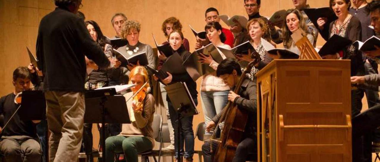 Bernardo García-Bernalt dirige un ensayo del Coro de Cámara de la Universidad de Salamanca.