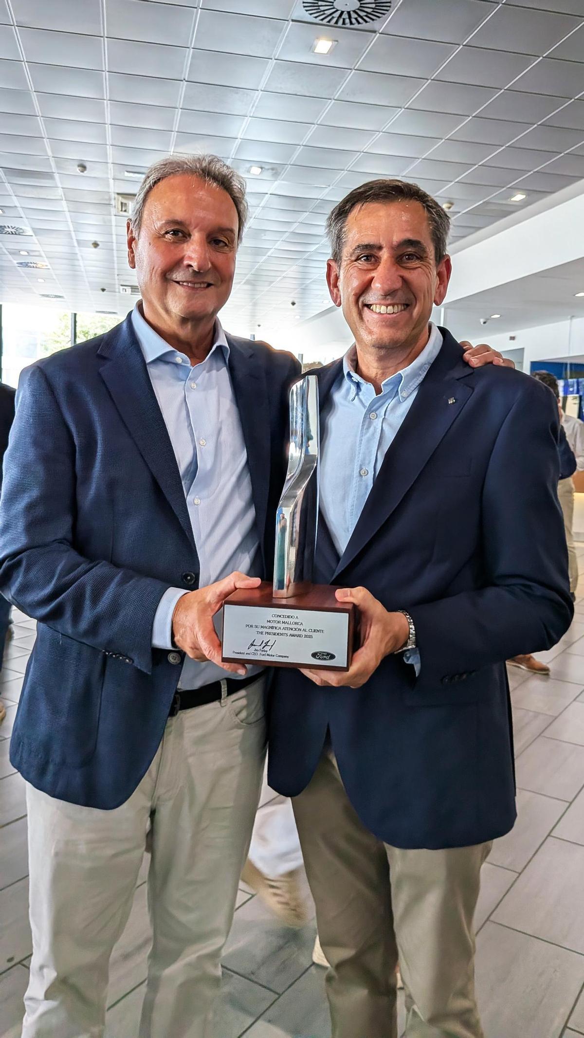 Jesús Alonso, Chairman y CEO de Ford España, hizo entrega del premio a Llorenç Abrines, Director de Negocio del Área de Ventas