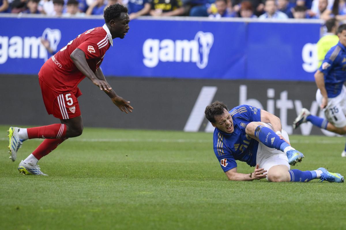 Tanguy Nianzou hace falta a Fede Viñas y ve la roja en el Real Oviedo-Sevilla FC de la jornada 30 de LaLiga EA Sports en el Carlos Tartiere