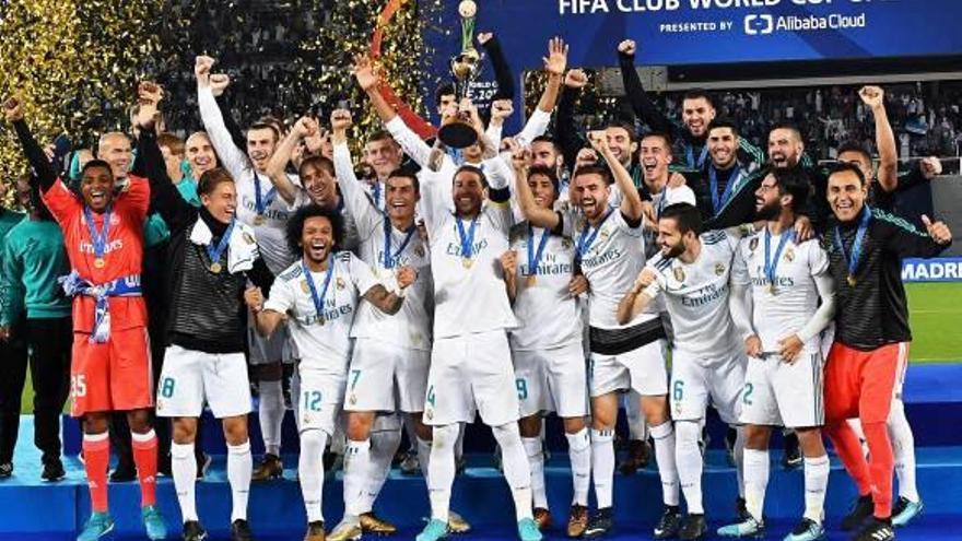 Sergio Ramos levanta la Copa de campeón del mundo junto a toda la plantilla.