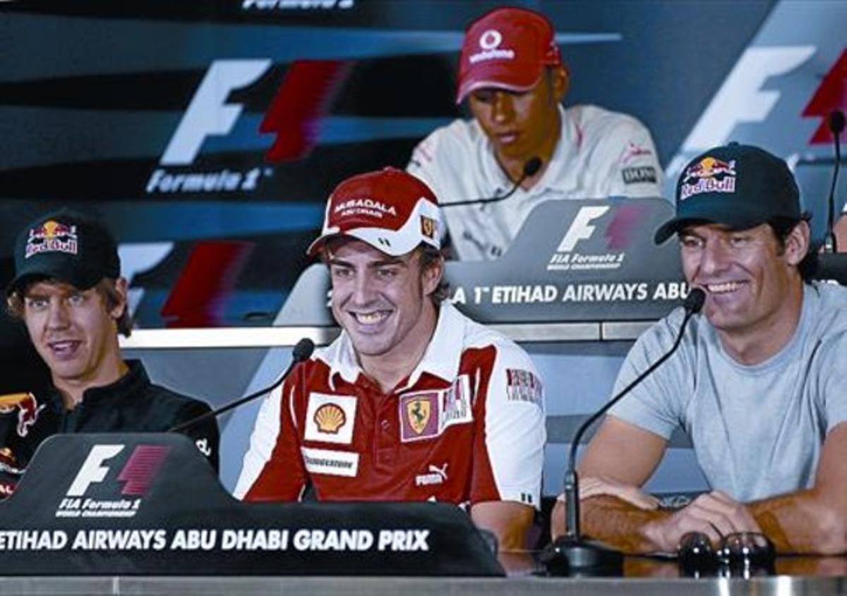 Fernando Alonso (al centre), amb la resta de candidats al Mundial, ahir, en la presentació a Abu Dhabi.
