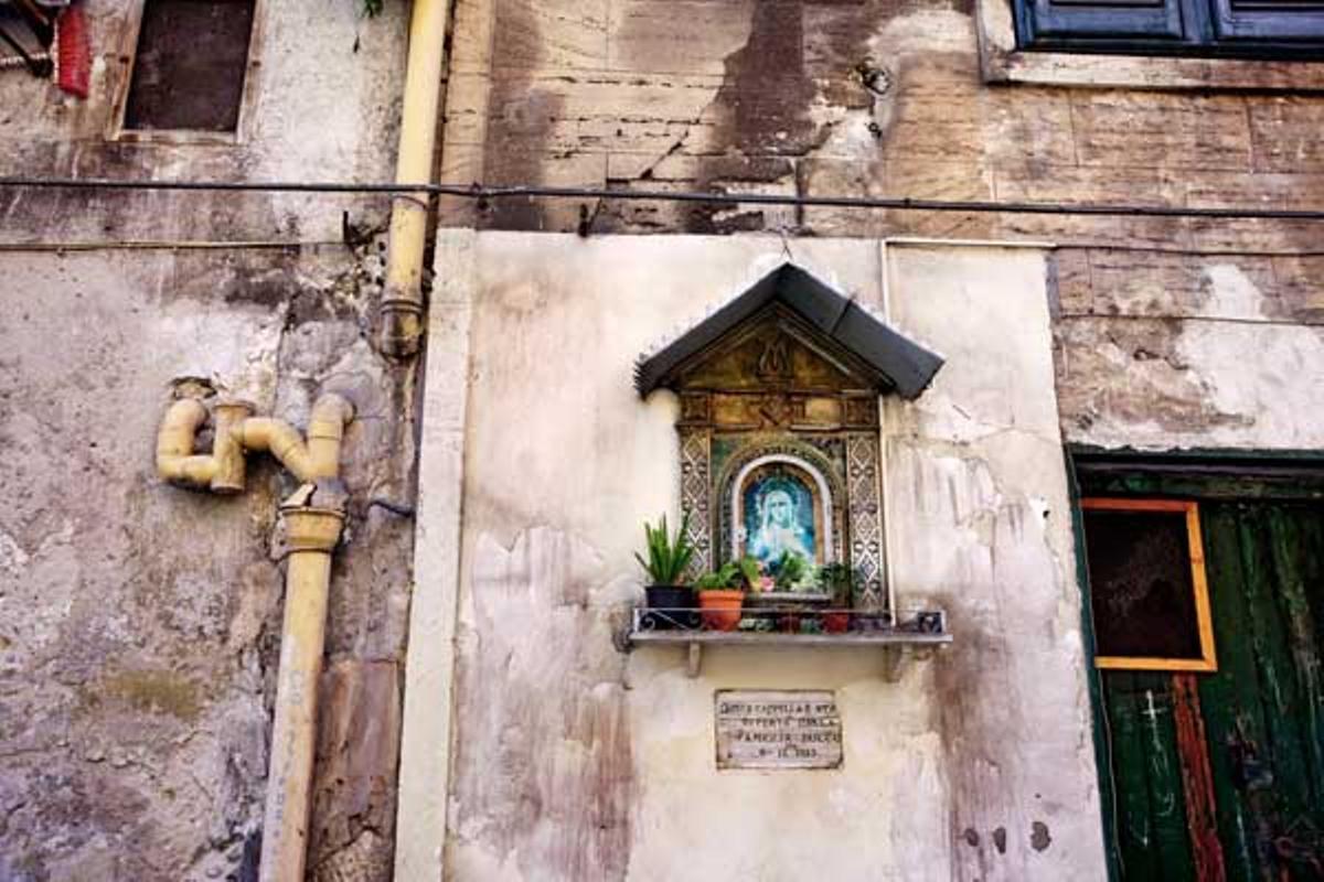 Un altar en medio de las calles de Palermo Un altar en medio de las calles de Palermo