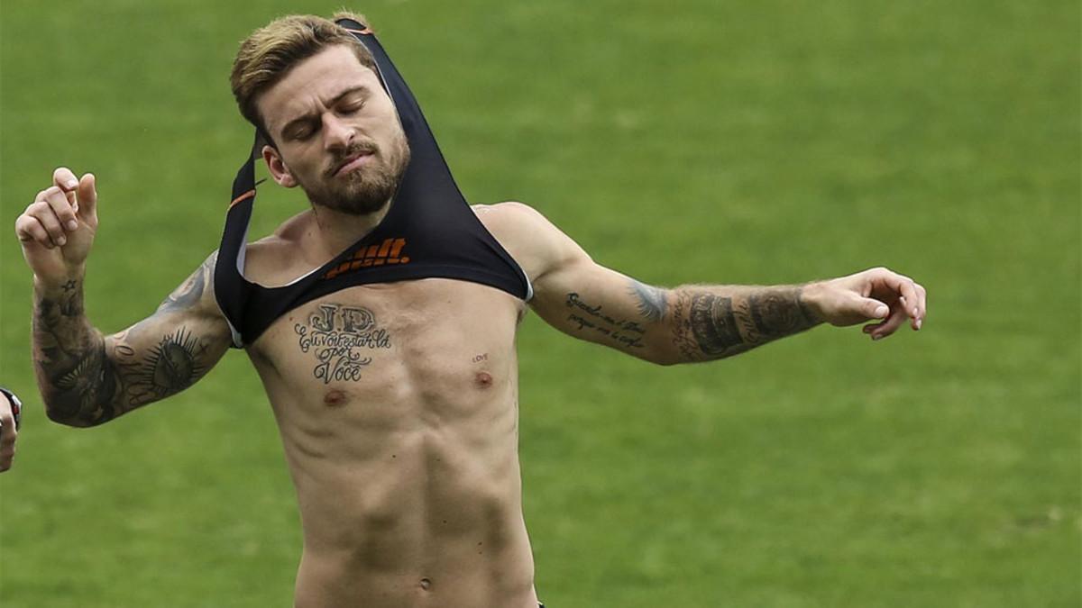 Lucas Lima en el calentamiento antes del partido de Brasil contra Argentina