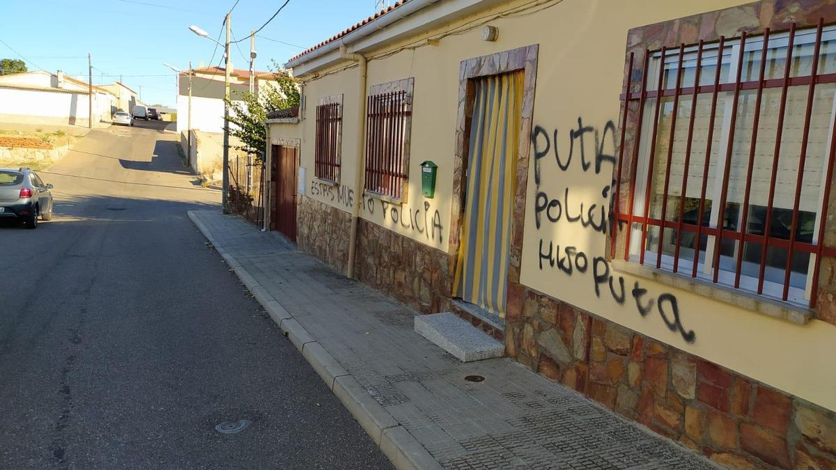 Fachada de la casa de La Alberca con las pintadas.