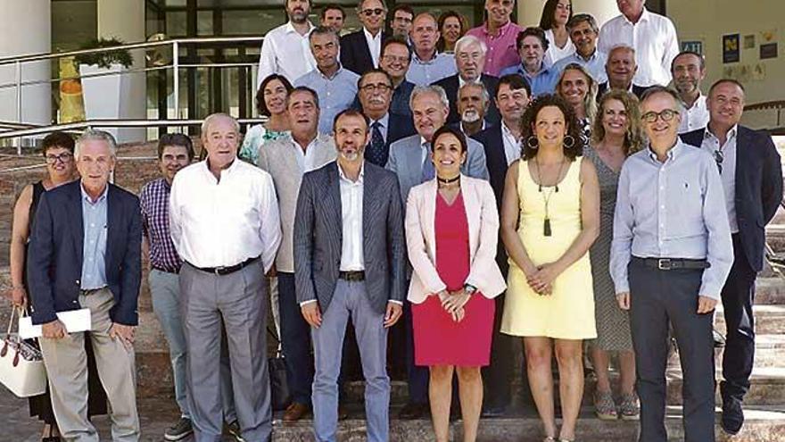 Representantes del sector hotelero, ayer, con el vicepresident Barceló y la consellera Cladera.