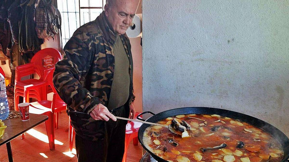 Un cazador cocina un «all i pebre» durante la semana de cábilas en una foto de archivo. | LEVANTE-EMV